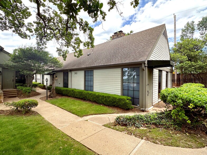 2411 E Skelly Dr, Tulsa, OK à vendre - Photo de l’immeuble – Image 1 sur 8
