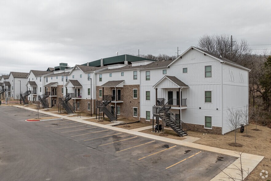 1369 W Stadium Dr, Fayetteville, AR à louer - Photo de l’immeuble – Image 3 sur 5