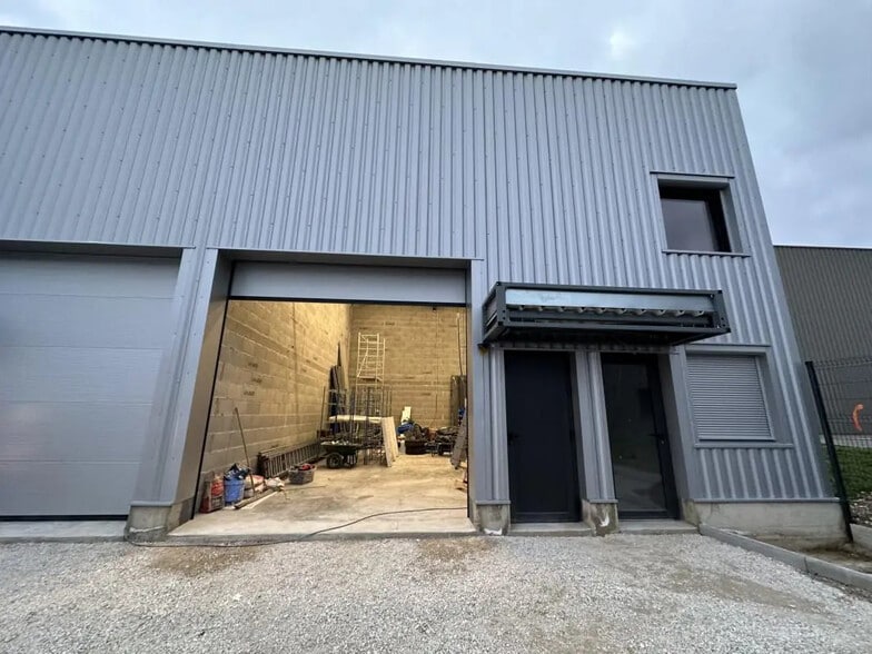 Local d’activités dans Cailloux-sur-Fontaines à louer - Photo de l’immeuble – Image 1 sur 7