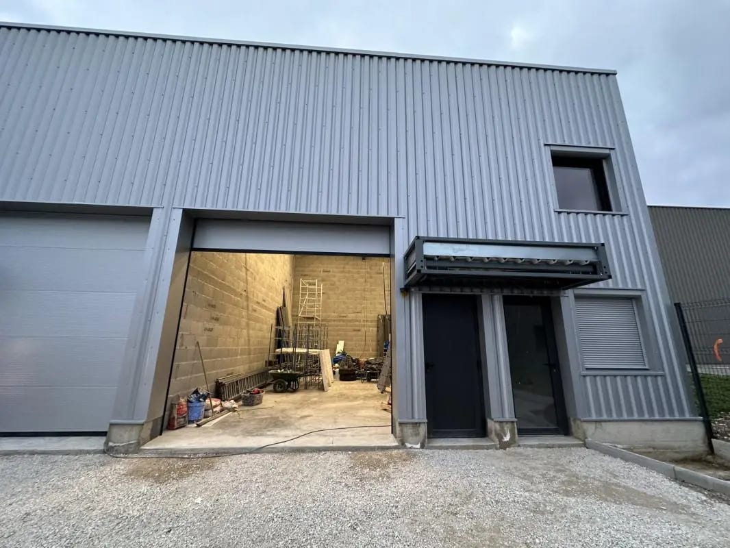 Local d’activités dans Cailloux-sur-Fontaines à louer Photo de l’immeuble– Image 1 sur 8