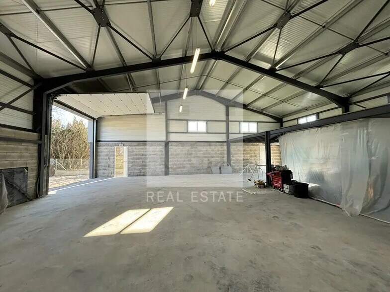 Local d'activités dans Luzinay à vendre - Photo intérieure – Image 2 sur 8