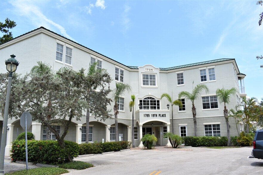 1705 19th Pl, Vero Beach, FL à louer - Photo de l’immeuble – Image 1 sur 7