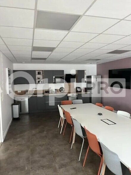 Local d’activités dans Dompierre-sur-Mer à louer - Photo de l’immeuble – Image 2 sur 3