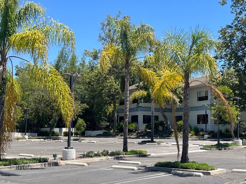 101 Hodencamp Rd, Thousand Oaks, CA à louer - Photo de l’immeuble – Image 2 sur 6
