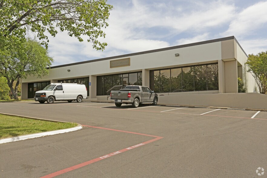2108-2110 Hurd Dr, Irving, TX à louer - Photo principale – Image 1 sur 4