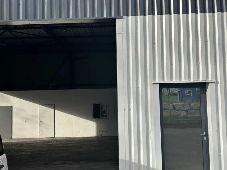 Local d’activités dans Montmerle-sur-Saône à louer - Photo de l’immeuble – Image 3 sur 10
