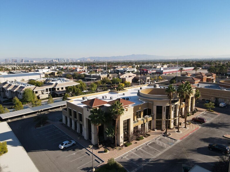 8330 W Sahara Ave, Las Vegas, NV à louer - Photo de l’immeuble – Image 3 sur 21