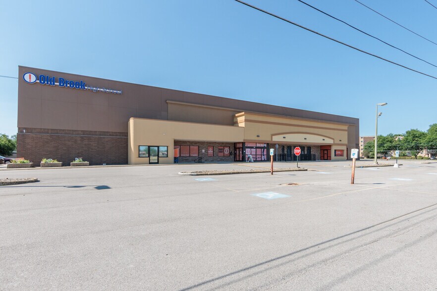 8555-8735 Day Dr, Parma, OH à vendre - Photo de l’immeuble – Image 2 sur 50