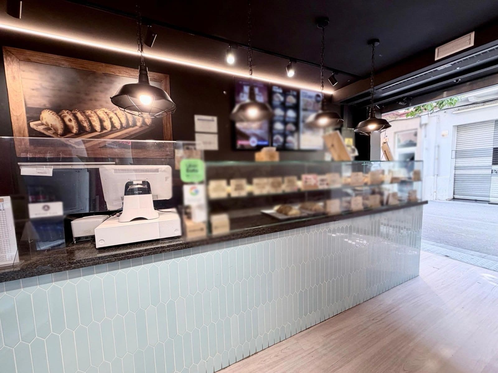 Local commercial dans L'Hospitalet de Llobregat, Barcelona à louer Photo principale– Image 1 sur 2