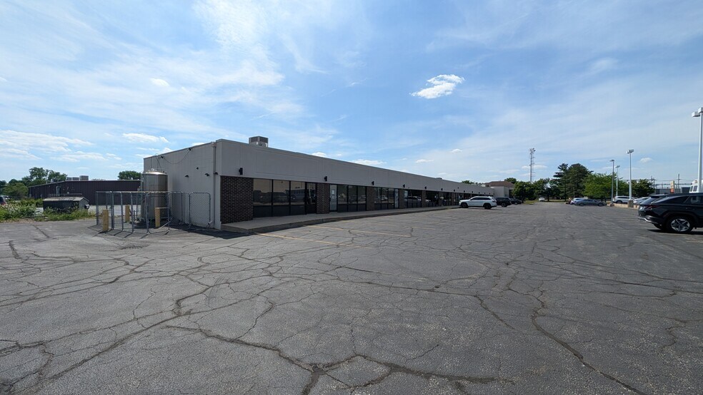 236 W Edison Rd, Mishawaka, IN à louer - Photo de l’immeuble – Image 2 sur 10