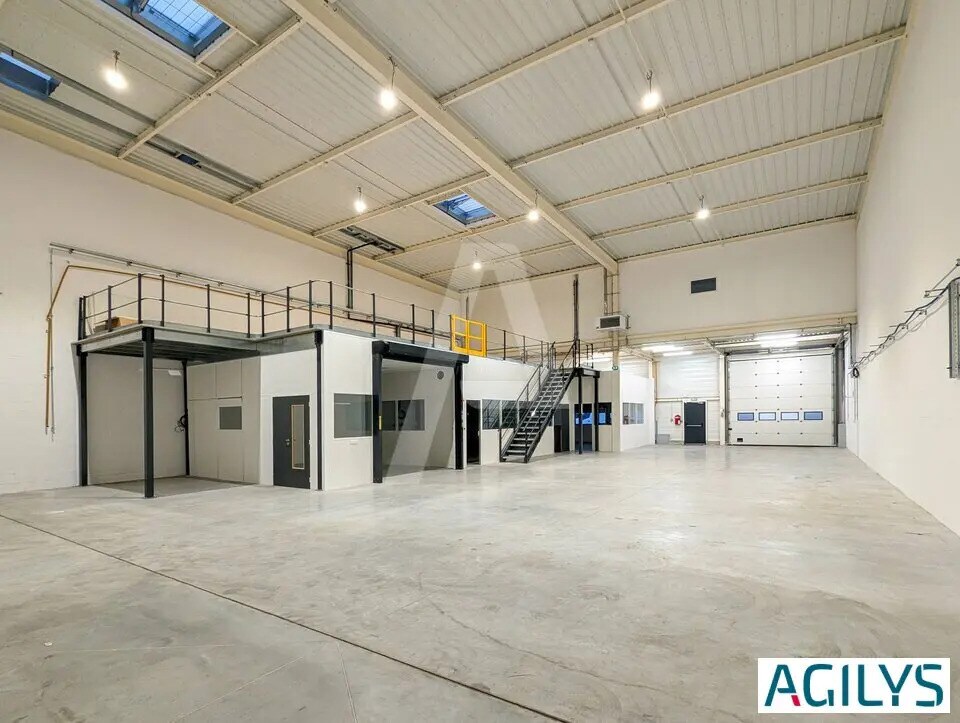 Local d’activités dans  à louer Photo de l’immeuble– Image 1 sur 14