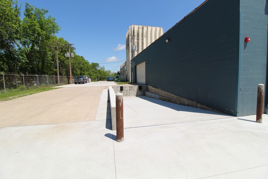 9700 E 56th St, Raytown, MO à louer - Photo de l’immeuble – Image 1 sur 12