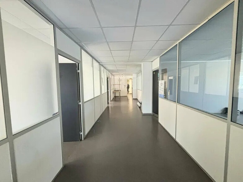 Local d’activités dans Marseille à louer - Photo de l’immeuble – Image 2 sur 27