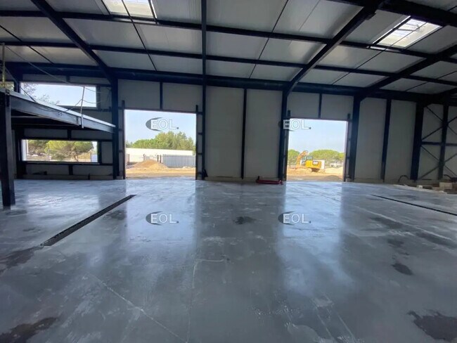 Plus de détails pour Local d'activités à louer