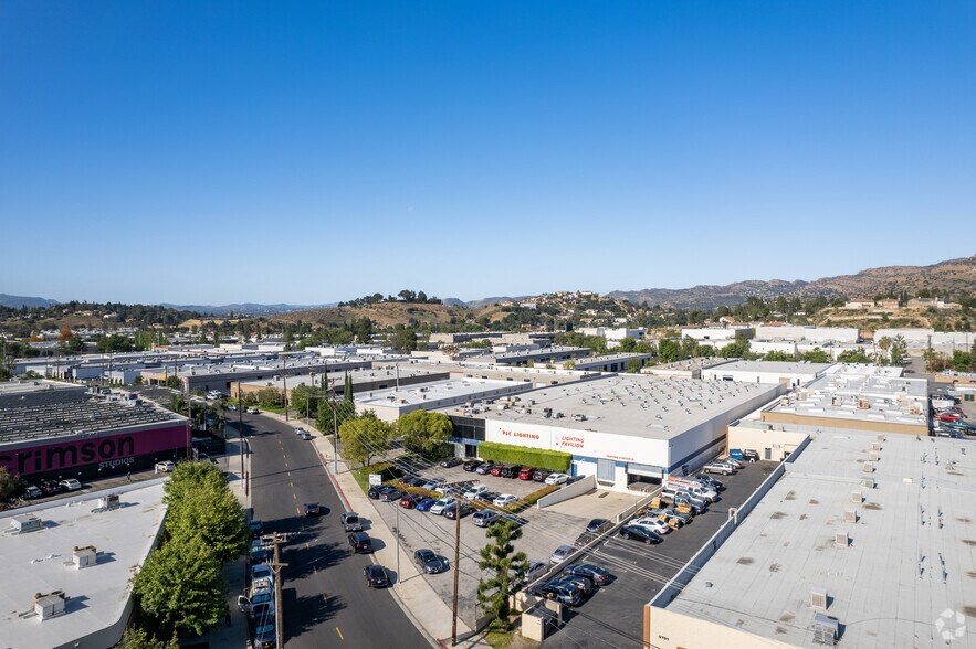 9667 Owensmouth Ave, Chatsworth, CA à louer - Aérien – Image 2 sur 15