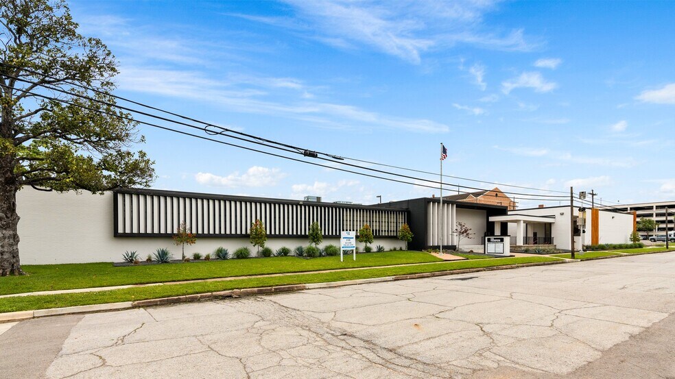 702 N Thompson St, Conroe, TX à louer - Photo de l’immeuble – Image 3 sur 26
