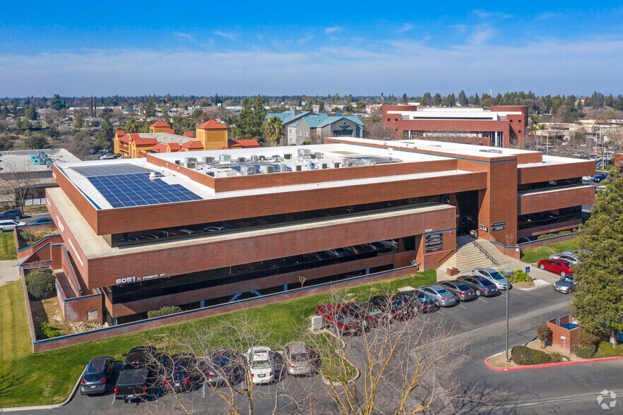 6051 N Fresno St, Fresno, CA à louer - Photo de l’immeuble – Image 3 sur 13