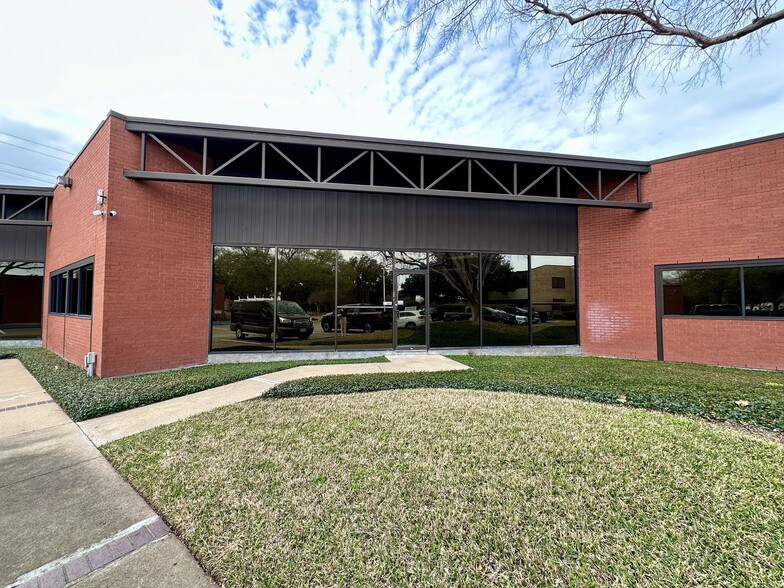 10595 Westoffice Dr, Houston, TX à louer - Photo de l’immeuble – Image 1 sur 19