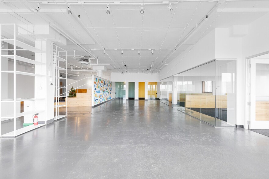 5455 De Gaspé Av, Montréal, QC à louer - Photo de l’immeuble – Image 3 sur 14