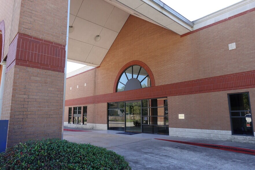 2300 Green Oak Dr, Kingwood, TX à louer - Photo de l’immeuble – Image 3 sur 8