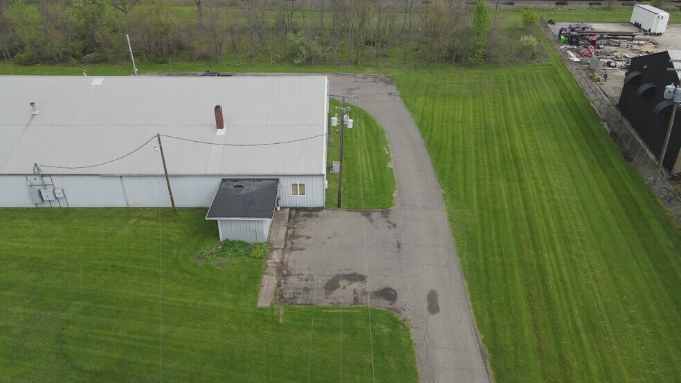 221 W Cherry St, Butler, IN à vendre - Vidéo sur l’annonce professionnelle – Image 3 sur 14