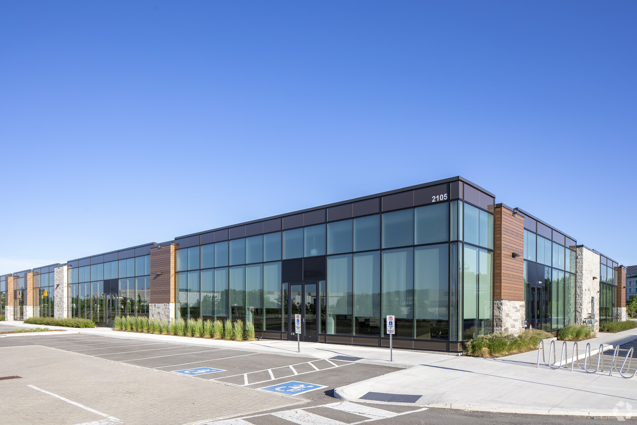 2105 Matheson Blvd E, Mississauga, ON à louer Photo principale– Image 1 sur 6