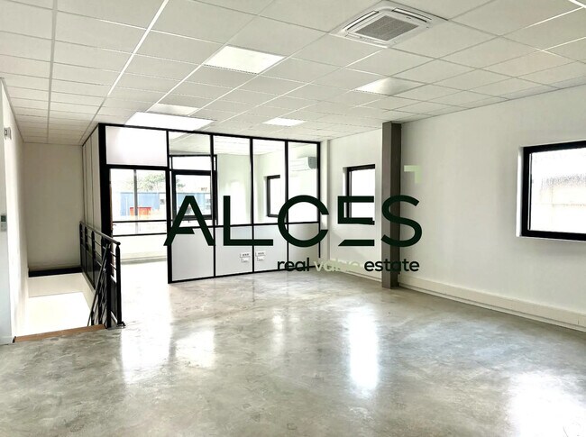 Plus de détails pour Local d'activités à louer