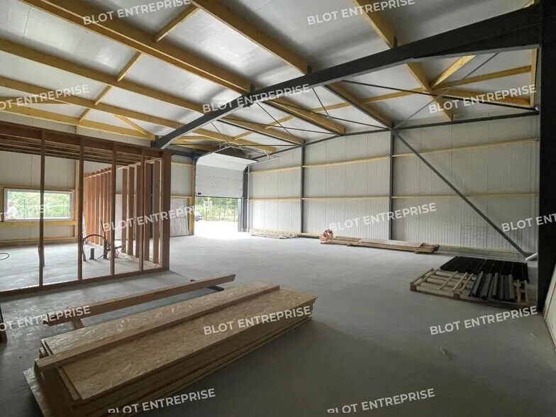 Local d’activités dans Campbon à louer - Photo de l’immeuble – Image 3 sur 5