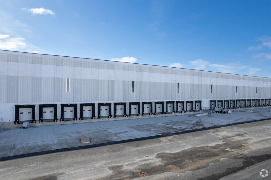 400 Anatolian Dr, Vaughan, ON à louer - Photo de l’immeuble – Image 3 sur 4