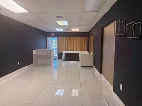 17325 NW 27th Ave, Miami Gardens, FL à louer Photo intérieure– Image 1 sur 4