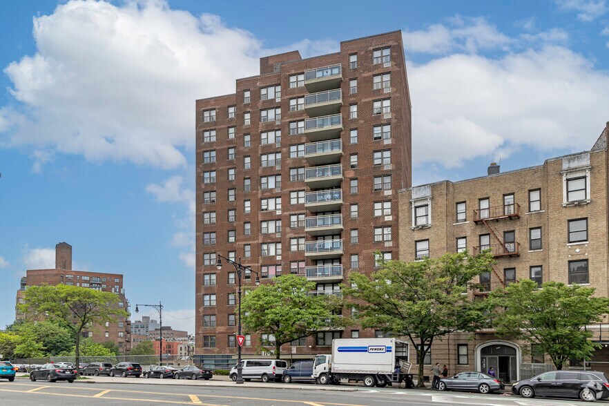 1700 Grand Concourse, Bronx, NY à louer - Photo de l’immeuble – Image 3 sur 10
