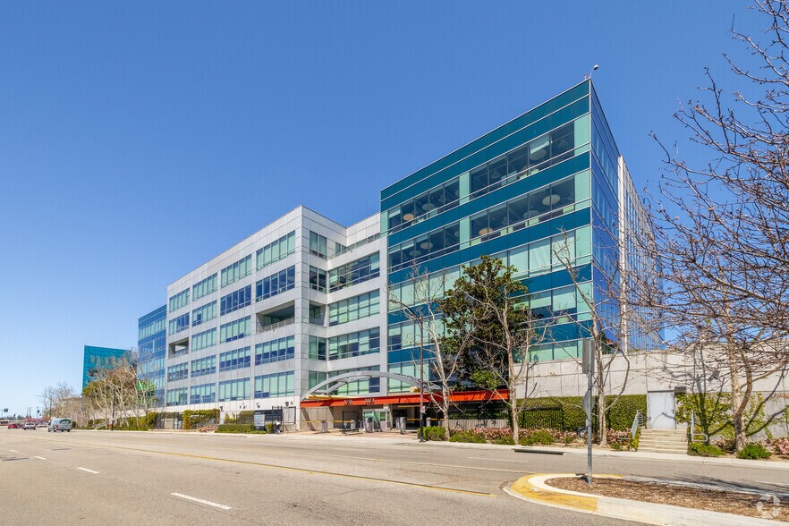 3333 W Empire Ave, Burbank, CA à louer - Photo principale – Image 1 sur 10