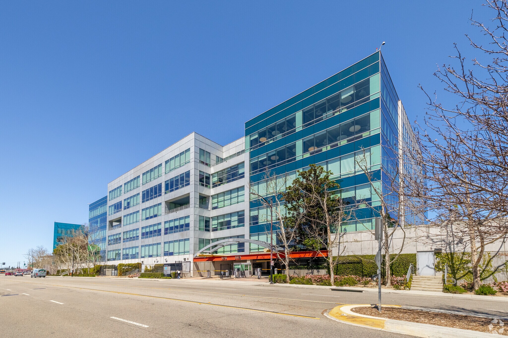 3333 W Empire Ave, Burbank, CA à louer Photo principale– Image 1 sur 11