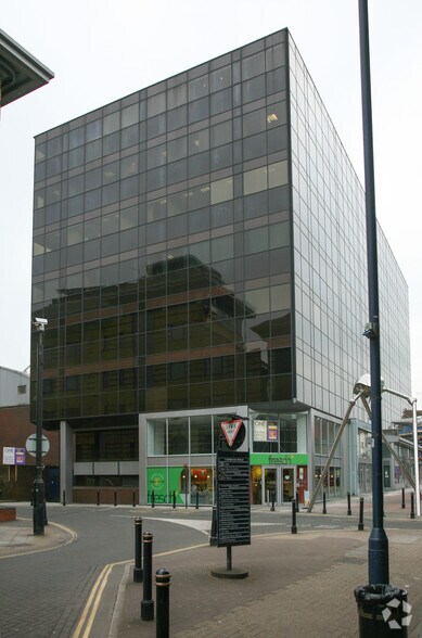 One Crown Sq, Woking à louer - Photo de l’immeuble – Image 1 sur 11