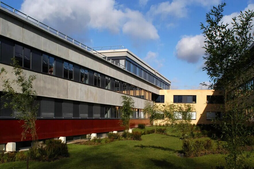 Bureau dans Champs-sur-Marne à vendre - Photo de l’immeuble – Image 1 sur 5