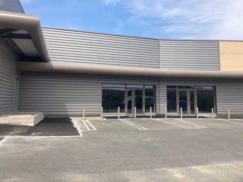 Local commercial dans Trie-Château à louer - Photo de l’immeuble – Image 3 sur 4