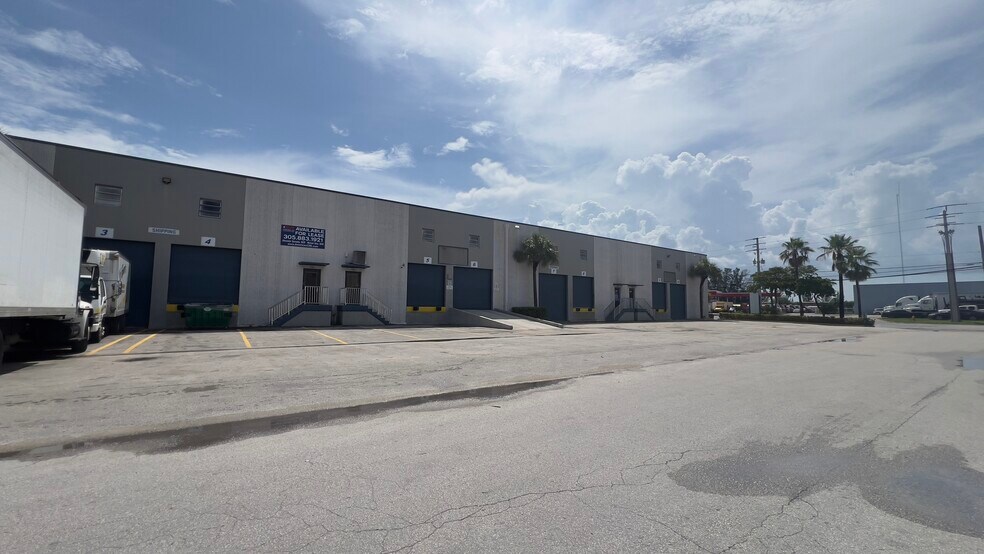 10120-10280 NW South River Dr, Miami, FL à louer - Photo de l’immeuble – Image 3 sur 3