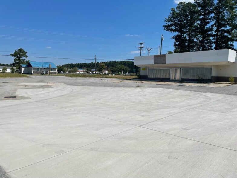 3 Aragona Blvd, Jacksonville, NC à vendre - Photo principale – Image 1 sur 8