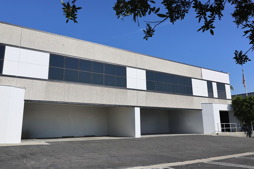 7915-7919 Ajay Dr, Sun Valley, CA à louer - Photo de l’immeuble – Image 3 sur 15