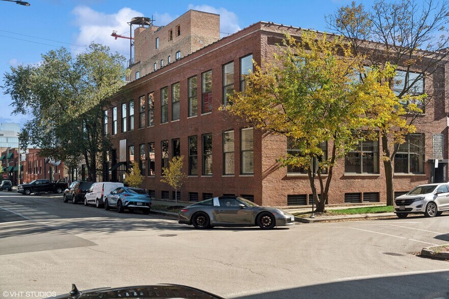 1517 W Carroll Ave, Chicago, IL à louer - Photo de l’immeuble – Image 1 sur 8