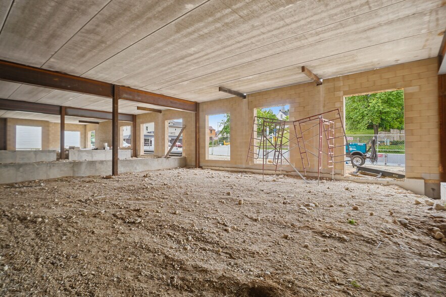 115 Kettle Moraine Dr S, Slinger, WI à louer - Photo de la construction – Image 3 sur 10