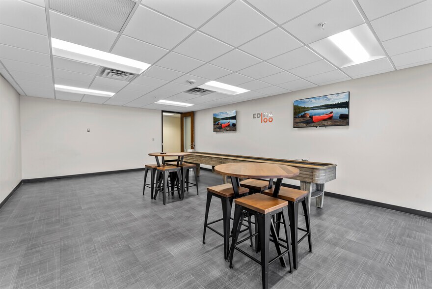 7301 Ohms Ln, Edina, MN à louer - Photo de l’immeuble – Image 3 sur 17