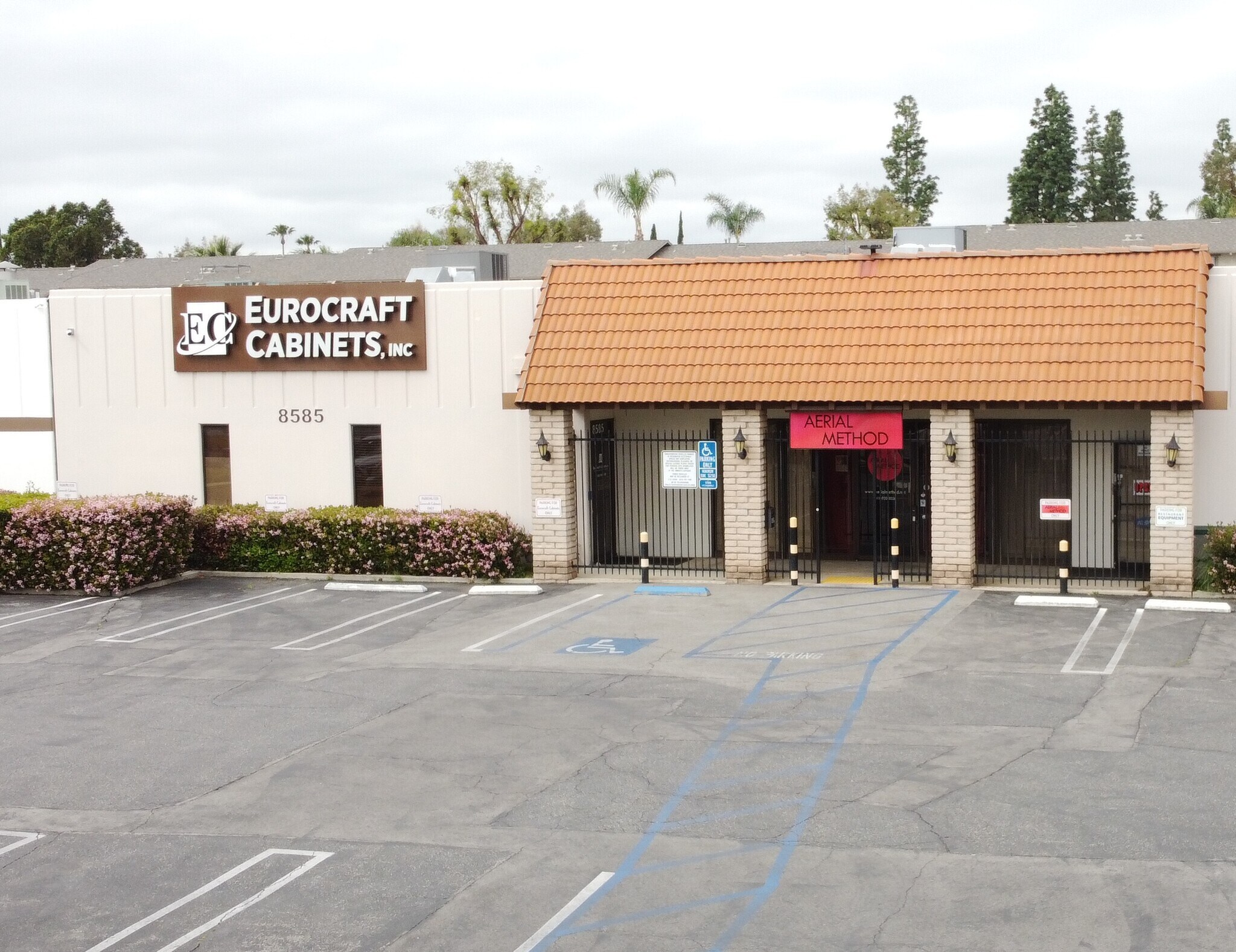 8585-8587 Canoga Ave, Canoga Park, CA à louer Photo principale– Image 1 sur 6