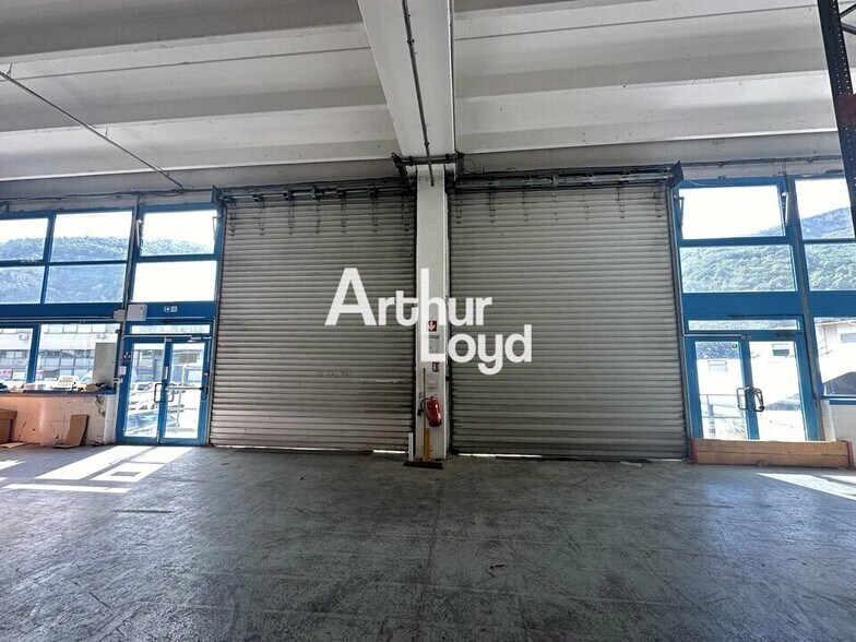 1ère Avenue, Carros à louer - Photo intérieure – Image 1 sur 5