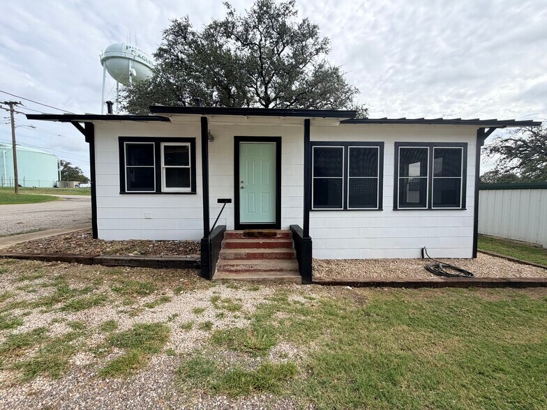 415 W Goodwin St, Pleasanton, TX à louer - Photo de l’immeuble – Image 3 sur 16