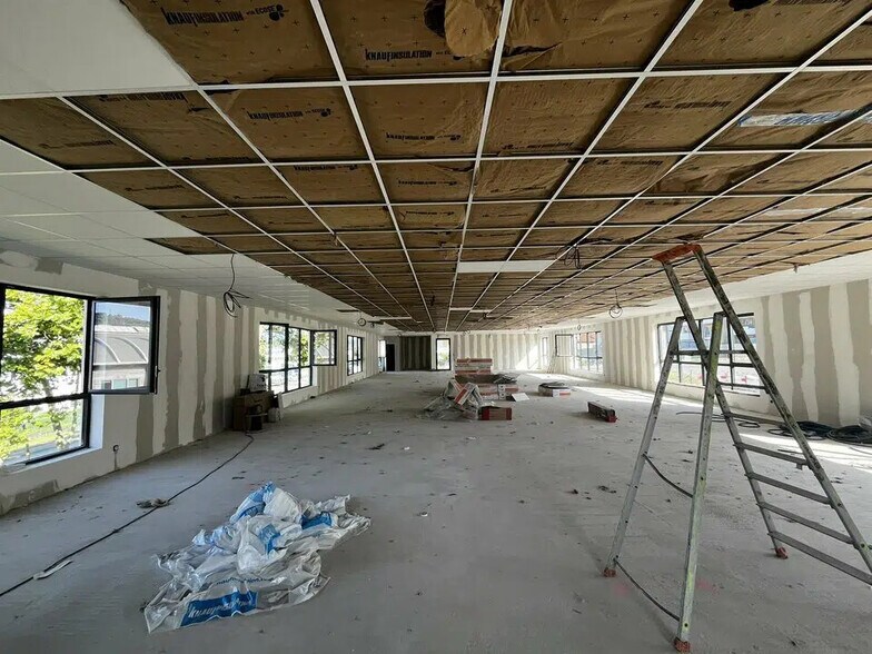 Bureau dans CHASSE-SUR-RHÔNE à louer - Photo de l’immeuble – Image 3 sur 10