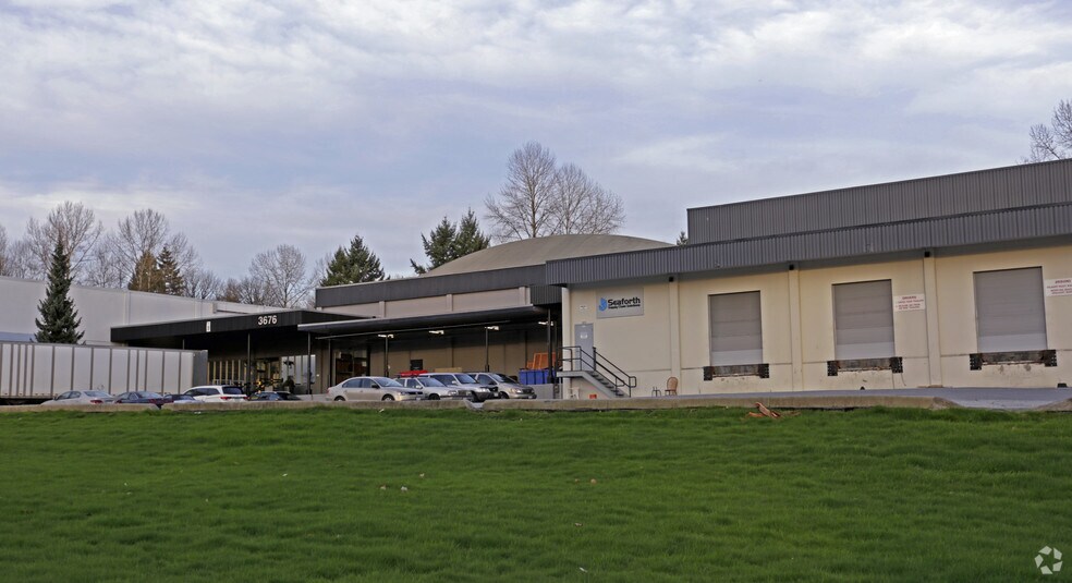 3676 Bainbridge Ave, Burnaby, BC à louer - Photo de l’immeuble – Image 2 sur 3