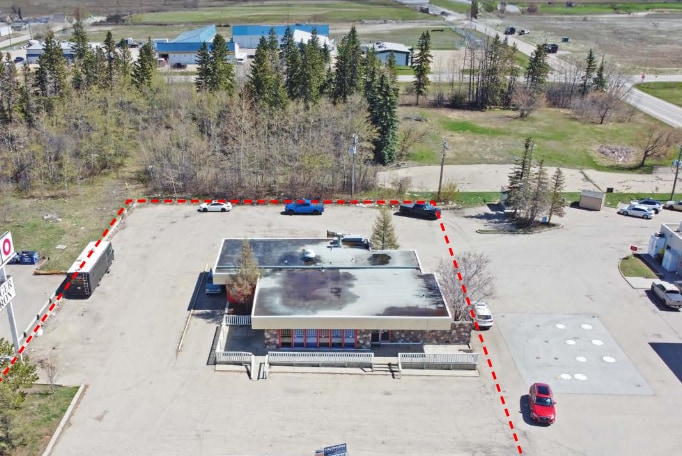 49 Gasoline Aly E, Red Deer County, AB à vendre - Aérien – Image 2 sur 2