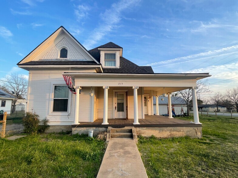 215 W Main St, Lometa, TX à vendre - Photo de l’immeuble – Image 1 sur 39