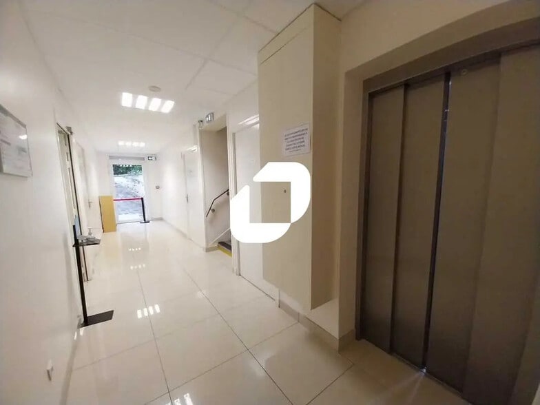 Bureau dans Les Clayes-sous-Bois à vendre - Photo de l’immeuble – Image 3 sur 8